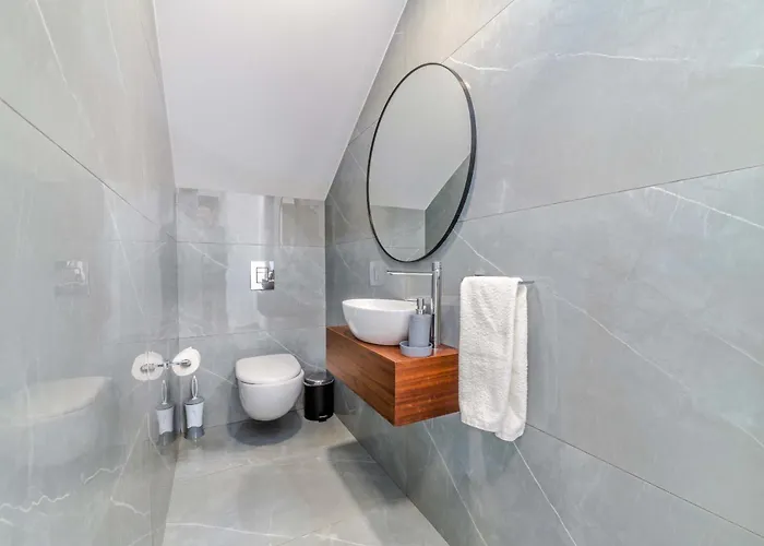 By The - Aura ヴィラ