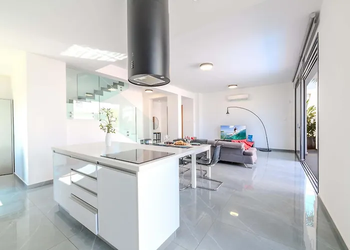 By The - Aura ヴィラ *