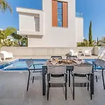 Villa By The - Aura *