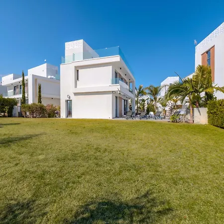 Villa By The - Aura *