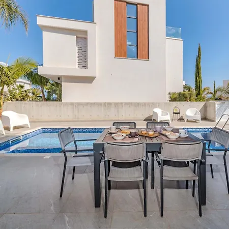 Villa By The - Aura *