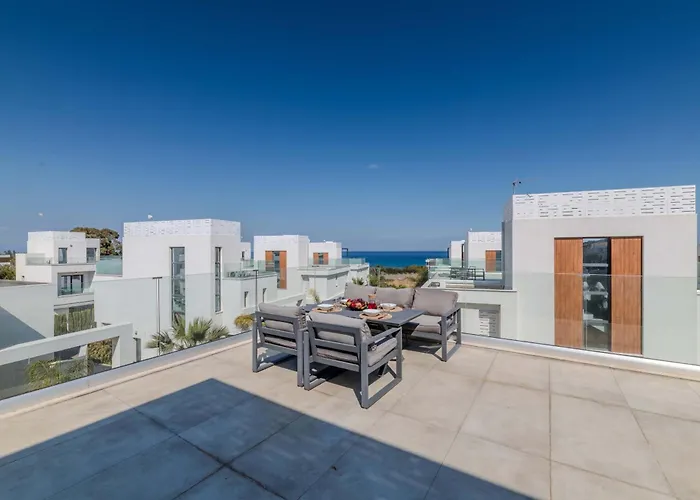 Vilă By The - Aura Protaras