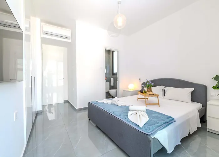 By The - Aura Vilă *