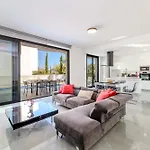 Villa By The - Aura *